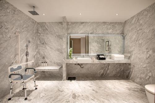 北京北京北辰洲际酒店的一间带水槽和镜子的浴室