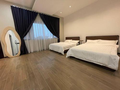 怡保5000 SQFT BRAND NEW Semi-D Hype Home 10pax的一间卧室设有两张床和大窗户