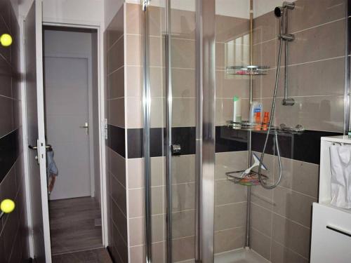 佩罗斯-吉雷克Maison Perros-Guirec, 4 pièces, 7 personnes - FR-1-368-57的浴室里设有玻璃门淋浴