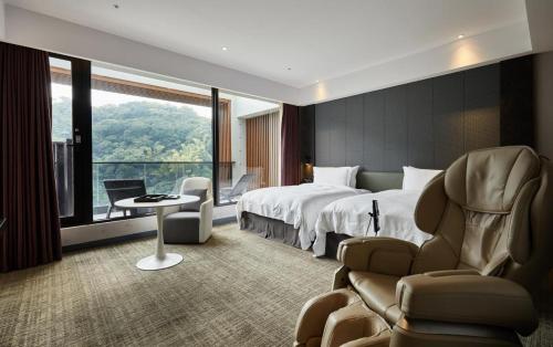 台北天阁酒店 台北剑潭 的酒店客房设有一张床和一个大窗户