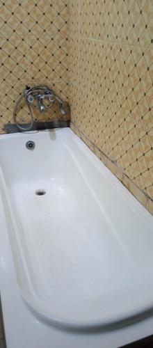 伊巴丹Greendale apartment and Lodge的浴室设有白色卫生间和瓷砖墙