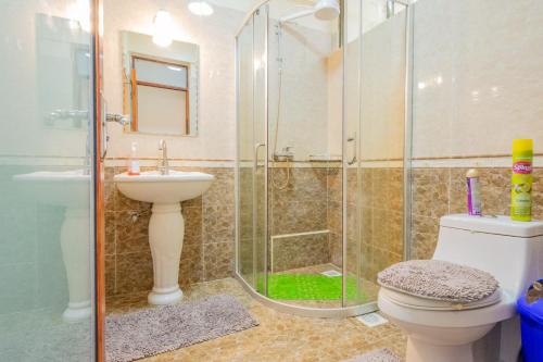内罗毕Art-inspired 3BR Apartment的带淋浴、卫生间和盥洗盆的浴室