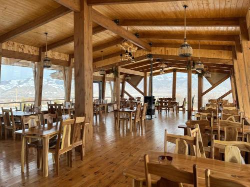 Tar-SuuKemin Guest House的一间设有桌椅的山景餐厅