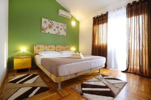 PremudaHouse Lavanda的一间卧室设有一张床和绿色的墙壁