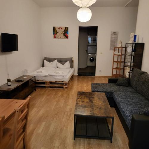 柏林Apartment Cozy B66 - Nähe Alexanderplatz的客厅配有沙发和桌子