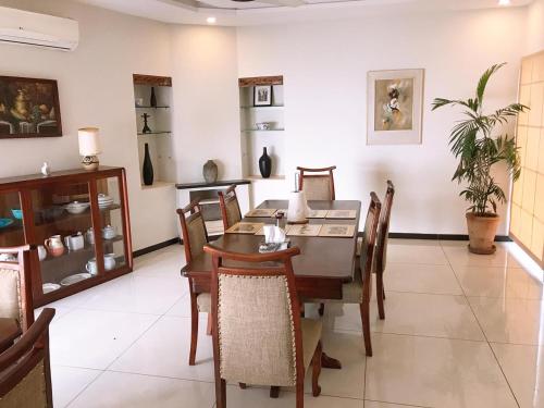 拉瓦尔品第Morgah Resort - Guest Rooms的一间带桌椅的用餐室