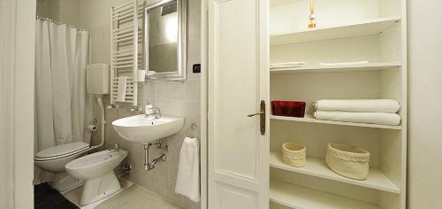 布雷西亚缪斯住宿加早餐旅馆的白色的浴室设有水槽和卫生间。