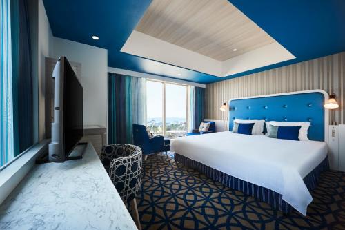 大阪环球港酒店的一间酒店客房,设有一张大床和一个大窗户