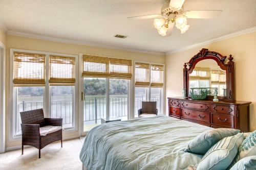 奥古斯塔Waterfront Vacation Rental on Savannah River!的卧室配有床、镜子和窗户。