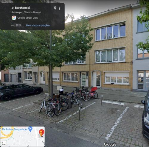 安特卫普Modern apartment with garden in Antwerp, 15min from City center的停在大楼前的一群自行车