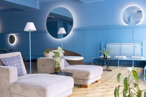 蒙得维的亚Selina Montevideo的蓝色的客厅配有两把椅子和一张桌子