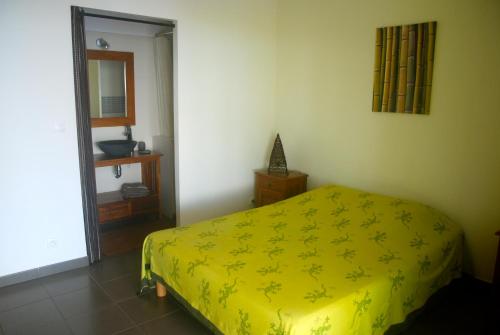 圣勒La case Tori的一间卧室配有黄色的床和镜子