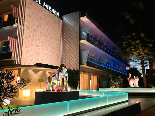 雅典米拉达酒店的夜间用 ⁇ 头 ⁇ 头 ⁇ 的大楼大厅
