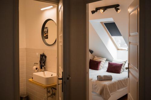 包道乔尼托毛伊Válibor Vinotéka Apartman的一间带水槽的浴室和一张位于客房内的床