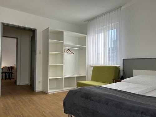 班贝格花园城市公寓式酒店的卧室配有床、椅子和窗户。