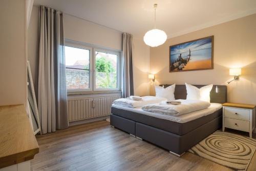PudaglaFerienhaus Jule的一间卧室设有一张床和一个大窗户