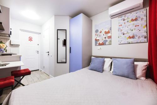 基辅MYFREEDOM Апартаменти метро Святошин的一间卧室配有一张带蓝色枕头的大床