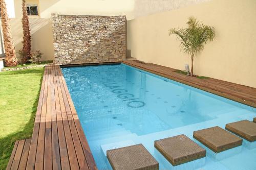 门多萨维拉吉奥精品酒店的后院的游泳池,设有木甲板