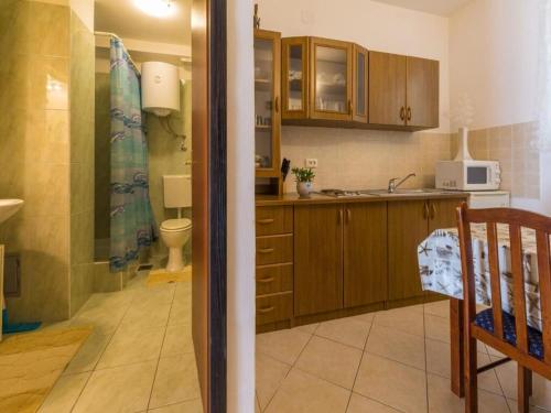 德拉马利Apartments Adrasteja的厨房配有卫生间、水槽和微波炉