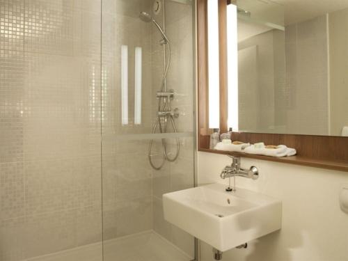 莫内托钟楼奥克斯尔莫内托酒店的白色的浴室设有水槽和淋浴。