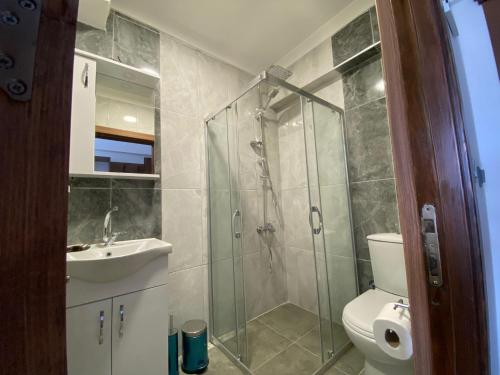 SamanlıATAŞ AQUA OTEL AVŞA的带淋浴、卫生间和盥洗盆的浴室