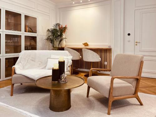 皮托Hotel Particulier La Defense - Boutique Hotel Paris的客厅配有两把椅子和一张桌子