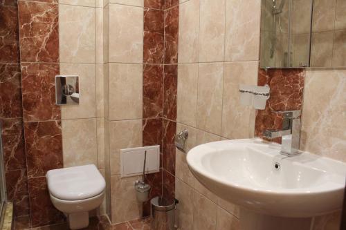 沃罗涅什库班酒店的一间带水槽和卫生间的浴室