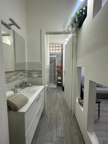 斯特雷萨Fior&Iris Apartments的白色的浴室设有水槽和镜子