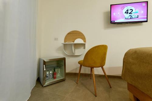 巴勒莫La casa di Chele的一间带椅子和墙上电视的房间