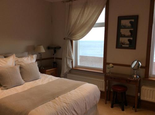福克斯通The Ship Inn - Sandgate的一间卧室设有一张床和一个大窗户