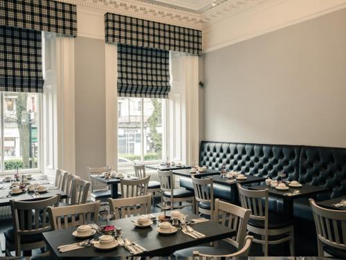 格拉斯哥阿盖尔韦斯顿酒店的用餐室设有桌椅和窗户。