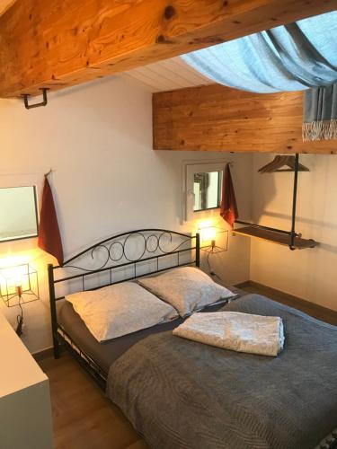 诺亚芒提亚Les Agapanthes的卧室设有两张床铺和木制天花板