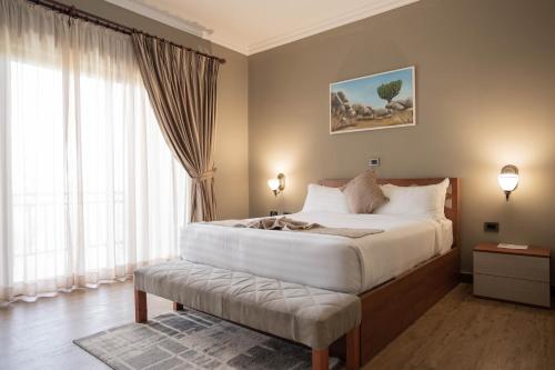 AdamaHaile Resort Adama的一间卧室设有一张大床和一个大窗户
