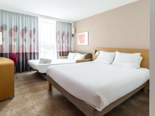 爱丁堡诺富特爱丁堡公园酒店的酒店客房设有两张床和窗户。