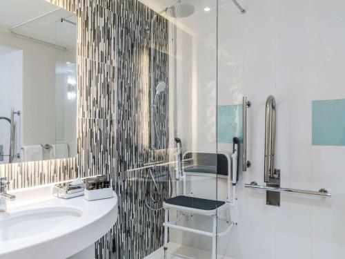 爱丁堡诺富特爱丁堡公园酒店的一间带水槽和镜子的浴室