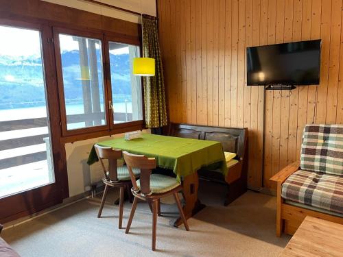盖尔绍盖尔绍普拉滕酒店的一间带绿色桌椅的用餐室