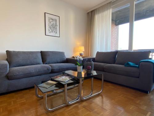 帕拉迪索Apartment App- Paradiso by Interhome的客厅配有沙发和桌子