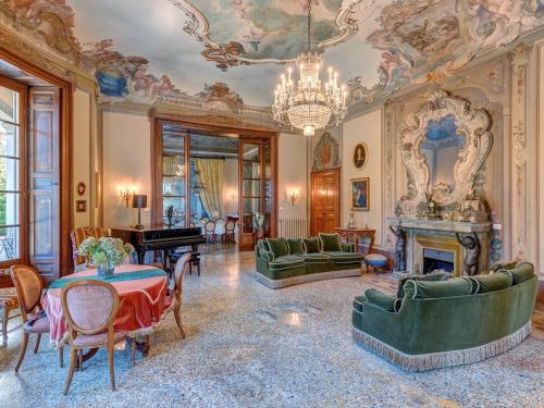 科莫Villa Platamone的客厅配有家具和吊灯。