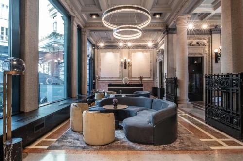 米兰Radisson Collection Hotel, Palazzo Touring Club Milan的大堂配有沙发和桌椅