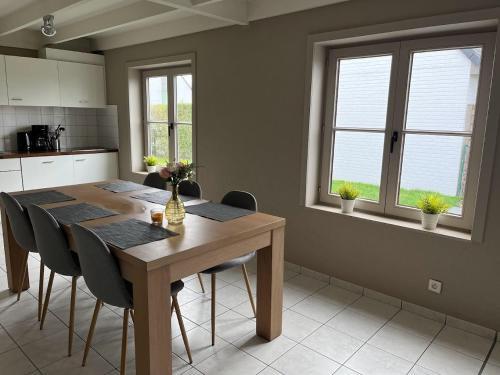 尼乌波特尼乌丹尼88度假屋的厨房配有木桌和椅子以及2扇窗户。
