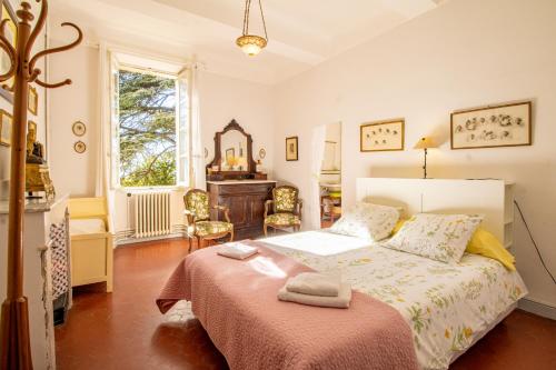萨路特德沃克吕兹l'ermitage的一间卧室配有一张带红色毯子的大床