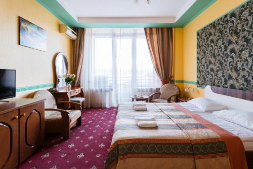 基辅Tiso Apart Hotel的酒店客房设有一张大床和一台电视机。