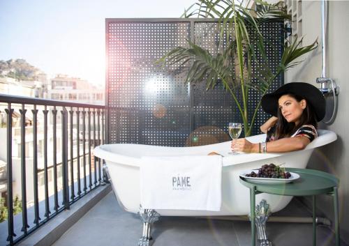 雅典PAME Paradiso的坐在阳台上浴缸里的女人