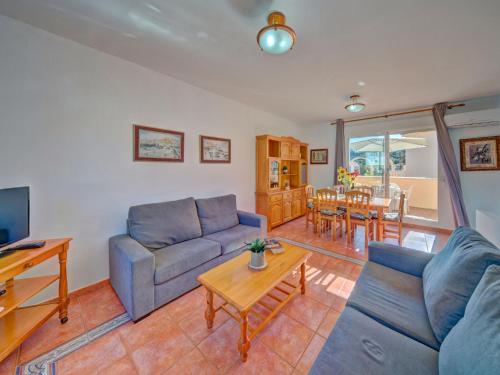 卡尔佩Apartment Canuta Baja 7 by Interhome的客厅配有蓝色的沙发和桌子