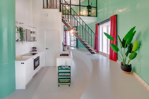 格罗宁根Hotel Watertoren West的厨房配有白色的柜台和绿色的墙壁