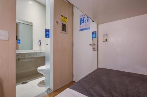 瓜鲁柳斯FAST SLEEP Guarulhos by Slaviero Hotéis的一间医院间 - 带床和浴室