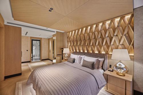 伊斯坦布尔Vakko Hotel and Residence的一间卧室设有一张带木墙的大床