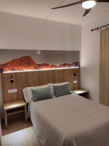 索列尔纳达尔旅馆的一间卧室配有一张带2个床头柜的大床