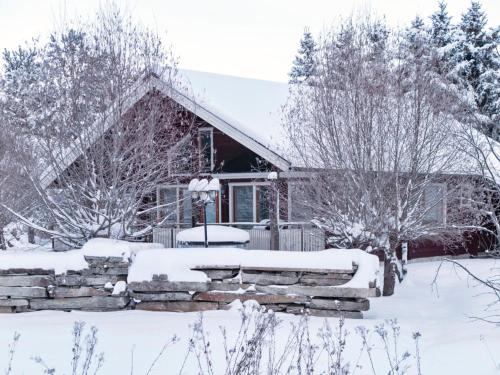 塔库沃里Holiday Home Villa milla by Interhome的石墙覆盖着雪的房屋