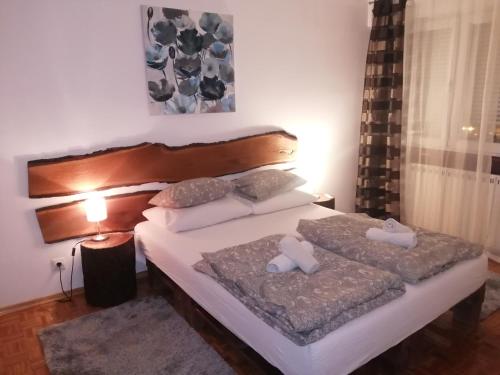 萨格勒布Apartman Stonewood West的一间卧室配有两张床和一盏灯